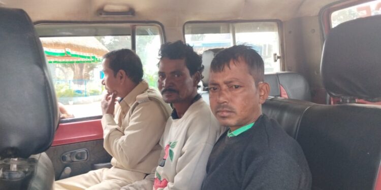 দুই চোলাই মদের কারবারিকে গ্রেফতার করেছে ভাতার থানার পুলিশ, উদ্ধার ৪৫ লিটার মদ