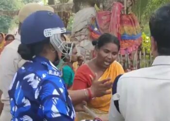 ‘আপনারা চুড়ি পরে বসে থাকুন,আমরা শাহজাহানকে ধরছি’ : সন্দেশখালীর জনৈক ক্ষিপ্ত  মহিলার পুলিশকে প্রস্তাব 