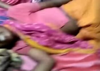 খানাকুল থানার মালঞ্চ ফাঁড়ির পুলিশের বর্বরতা, চোর সন্দেহে বিবাহিতা মহিলাকে ডেকে নিয়ে গিয়ে নির্মমভাবে লাঠিপেটা, মুখে লঙ্কার গুঁড়ো ছিটিয়ে অত্যাচার