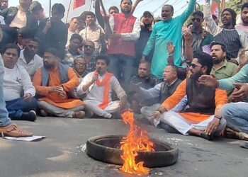 সন্দেশখালিতে নারী নির্যাতনের প্রতিবাদে আসানসোলে বিজেপির পথ অবরোধ