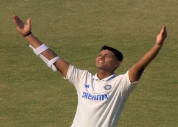 অসাধারণ বোলিং এবং যাশাভি জসওয়ালের দুর্দান্ত সেঞ্চুরির সুবাদে বড় লিডের পথে ভারত