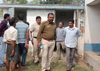 ভাতারের প্রাথমিক স্কুলে অব্যবস্থার অভিযোগ তুলে প্রধান শিক্ষককে ঘিরে তুমুল বিক্ষোভ