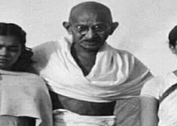 মোহনদাস করমচাঁদ গান্ধী একজন নিজারি ইসমাইলি মুসলমান ছিলেন, বাল্মীকি মন্দিরে পুলিশের নিরাপত্তায় কোরান পাঠ করেন : চাঞ্চল্যকর দাবি সোশ্যাল মিডিয়ায়