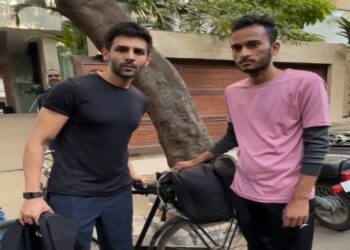 ঝাঁসি থেকে ১,০০০ কিমি সাইকেলে চড়ে মুম্বাই আসা ভক্তের প্রশংসা করলেন বলিউড অভিনেতা কার্তিক আরিয়ান