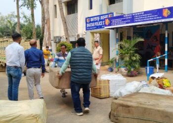 দুর্ঘটনাগ্রস্থ বাস থেকে উদ্ধার হওয়া মালপত্র ফেরত দিল ভাতাড় থানার পুলিশ, খুশি বাস মালিক