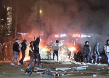 নেদারল্যান্ডসে ব্যাপক দাঙ্গা শুরু করেছে ইরিত্রিয়ান মুসলিম অভিবাসীরা , আগুন ধরানো হয়েছে পুলিশের গাড়িসহ একাধিক যানবাহনে , পুলিশকে লক্ষ্য করে দেদার পাথর নিক্ষেপ