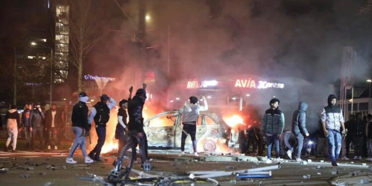 নেদারল্যান্ডসে ব্যাপক দাঙ্গা শুরু করেছে ইরিত্রিয়ান মুসলিম অভিবাসীরা , আগুন ধরানো হয়েছে পুলিশের গাড়িসহ একাধিক যানবাহনে , পুলিশকে লক্ষ্য করে দেদার পাথর নিক্ষেপ