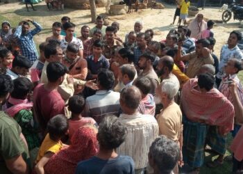 ধান কিনতে এসে ওজনে কারচুপি, ব্যবসায়ীর লোকজনকে আটকে রেখে বিক্ষোভ