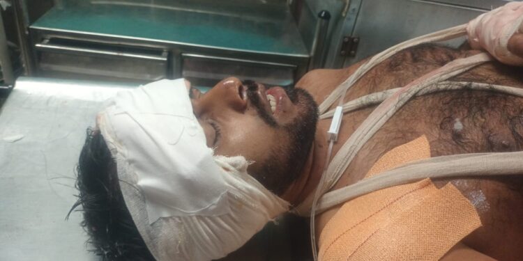 কেতুগ্রামে যুবককে এলোপাথাড়ি কোপালো দুষ্কৃতীরা