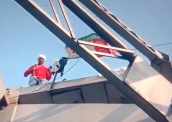 দড়ি ও ধর্মীয় পতাকা নিয়ে মা উড়ালপুলের রেলিংয়ের উপর চড়ে বসলেন মুসলিম যুবক