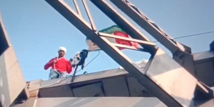 দড়ি ও ধর্মীয় পতাকা নিয়ে মা উড়ালপুলের রেলিংয়ের উপর চড়ে বসলেন মুসলিম যুবক