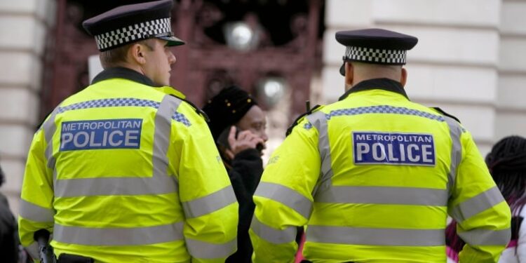 ব্রিটিশ মহিলা ও তার দুই নাবালক সন্তানের ওপর এসিড হামলা চালানোয় অভিযুক্ত আফগান অনুপ্রবেশকারীকে গ্রেপ্তার করেছে লন্ডন পুলিশ