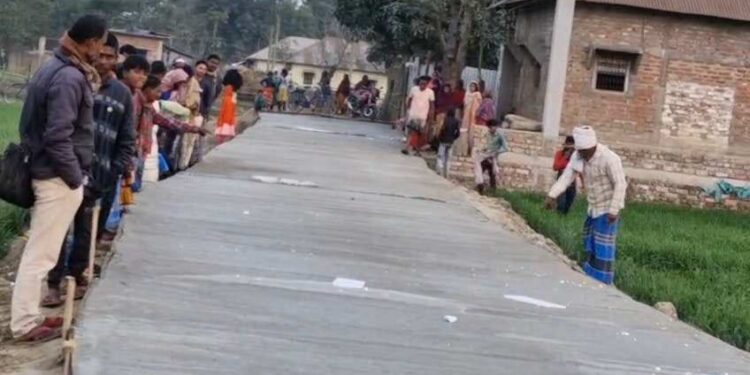 পথশ্রী প্রকল্পে রাস্তা নির্মাণে দুর্নীতির অভিযোগ, উত্তপ্ত মালদার হরিশ্চন্দ্রপুরের গ্রাম