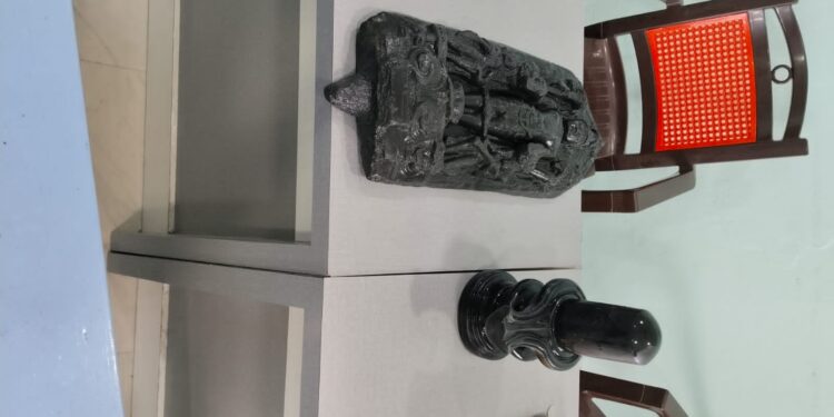 মঙ্গলকোটের মন্দির থেকে চুরি করে নিয়ে যাওয়া প্রাচীন বিষ্ণুমূর্তি ও শিবলিঙ্গ ফিরিয়ে দিল চোরেরা, অলৌকিক ঘটনার মুখোমুখি হয়েই চোরেদের এই সিদ্ধান্ত বলে মনে করছেন গ্রামবাসী