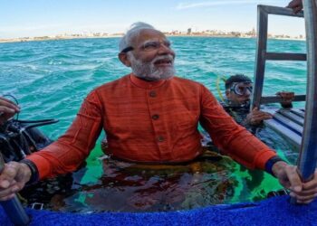 লোকসভা নির্বাচনের আগে সাগরে ডুব দিয়ে নরেন্দ্র মোদীর দ্বারকা দর্শণ কংগ্রেস-আপকে বেকায়দায় ফেলেছে