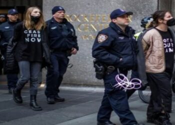 সন্ত্রাসী হামাসের সমর্থক মার্কিন অভিনেত্রীকে গ্রেফতার করে হাতে দড়ি বেঁধে নিয়ে গেল পুলিশ