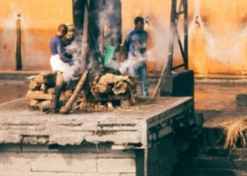 চিতায় আগুন দেওয়ার মুহুর্তে উঠে বসলেন ‘মৃত’ প্রৌঢ়া, শবযাত্রীদের সাথেই ফিরলেন বাড়ি