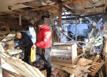 লুহানস্কে ইউক্রেনীয় বাহিনীর হামলায় ১৫ নাগরিক নিহত