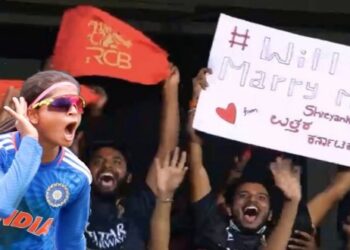 খেলা চলাকালীন চ্যালেঞ্জার্স ব্যাঙ্গালোরের খেলোয়াড় শ্রেয়াঙ্কা পাতিলকে বিয়ের প্রস্তাব দিল এক ভক্ত