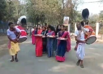 রীতি মেনে অরন্ধনের দিন তত্ত্ব আদান প্রদান করলেন বর্ধমান বিশ্ববিদ্যালয়ের গোলাপবাগ ক্যাম্পারের আবাসিক পড়ুয়ারা