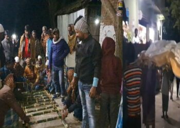 প্রতিবেশী গনেশের বাঁশের দোলায় কাঁধ দিলেন মিরাজ-মহিজউদ্দিনরা, সম্প্রীতির নজির পূর্ব বর্ধমানে