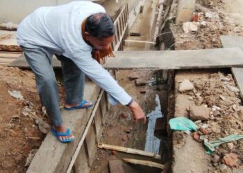 নিম্নমানের সামগ্রী দিয়ে নিকাশি নালা নির্মাণের অভিযোগ, ভাতারের বনপাসে নালার কাজ বন্ধ করে দিল গ্রামবাসী