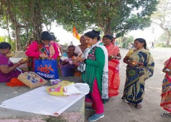 দুঃস্থ শিশুদের সাথে মায়ের মৃত্যু বার্ষিকী উদযাপন করলেন ৩ ভাইবোন