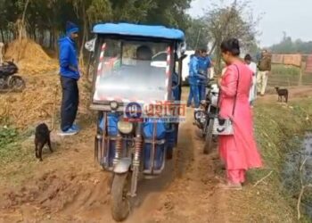 বেহাল রাস্তা দিয়ে রায়নায় মাধ্যমিক পরীক্ষাকেন্দ্রে পৌছাতে নাকানি চোবানি খেল পরীক্ষার্থীরা,একই কারণে মাসীর বাড়ি পৌঁছাতে হিমসিম খেলেন মন্ত্রী