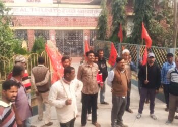 তিন দিন ধরে অস্থায়ী সাফাই কর্মীদের কর্মবিরতি, কাটোয়া রেলস্টেশনের শৌচাগারের দুর্গন্ধে নাজেহাল রেলযাত্রীরা