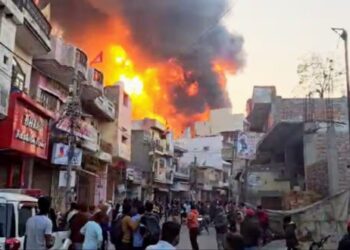 কৃষক আন্দোলনের জেরে দমকল পৌঁছতে দেরি, জীবন্ত দগ্ধ হয়ে মৃত্যু দিল্লিতে রংয়ের কারখানার ১১ শ্রমিকের