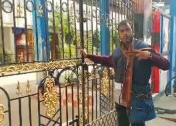 আকন্ঠ মদ্যপান করে স্কুলের গেটের সামনে গড়াগড়ি খেলেন শিক্ষক, কীর্তি দেখে মুখ লুকালো পড়ুয়া শিক্ষকরা, নিন্দায় সরব অভিভাবকরা