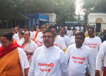 একশ দিনের কাজের বকেয়া টাকার দেওয়ার দাবির নামে রাজ্যপালের পথ আটকালো তৃণমূল, বিধানসভায় বিক্ষোভ বিজেপির