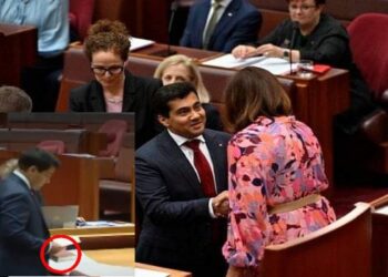 শ্রীমদভগবদগীতা হাতে নিয়ে অস্ট্রেলিয়ান সংসদের প্রথম ভারতীয় বংশোদ্ভূত সদস্য হিসাবে শপথ নিলেন বরুণ ঘোষ