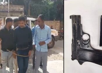 আগ্নেয়াস্ত্র ও নীল বাতি লাগানো গাড়ি সহ গ্রেপ্তার ভূয়ো রেলওয়ে রিক্রুটমেন্ট বোর্ডের আধিকারিকরা