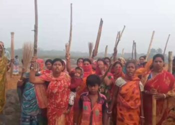 হাওড়ার পাঁচলায় ‘পবিত্র পুকুর’ ভরাটের অভিযোগ তৃণমূল নেতা শেখ খলিলের বিরুদ্ধে, বিক্ষোভ