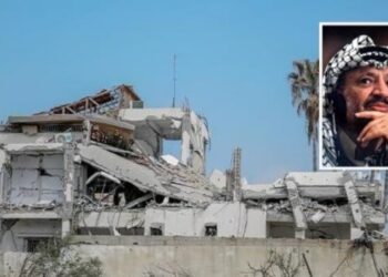 ইয়াসির আরাফাতের বাড়ি গুঁড়িয়ে দিয়েছে ইসরায়েলি বাহিনী