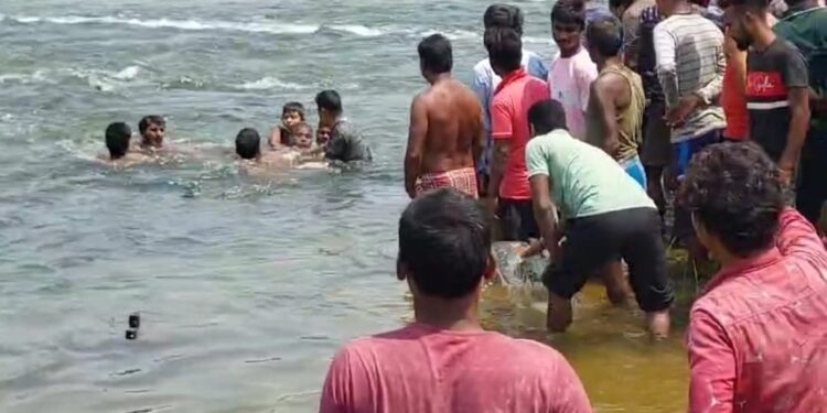 নাতিকে উদ্ধার করতে গিয়ে কংসাবতী নদীর জলে ডুবে মৃত্যু দাদুর