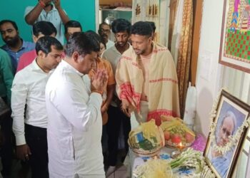 দলীয় বিধায়ক শংকর ঘোষের বাড়িতে গিয়ে তাঁর মৃত মাকে শ্রদ্ধা জানালেন সুকান্ত মজুমদার