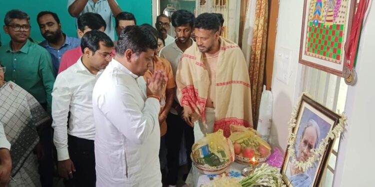 দলীয় বিধায়ক শংকর ঘোষের বাড়িতে গিয়ে তাঁর মৃত মাকে শ্রদ্ধা জানালেন সুকান্ত মজুমদার