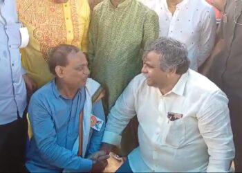 মেলায় বিজেপি-তৃণমূল নেতার সৌজন্য বিনিময়