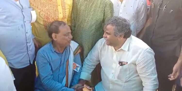 মেলায় বিজেপি-তৃণমূল নেতার সৌজন্য বিনিময়