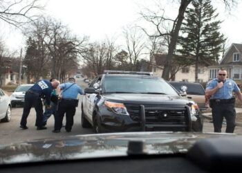 আমেরিকায় এক ব্যক্তি তার মা- বোনসহ তিনজনকে হত্যা করেছে, আহত অন্তত ৪