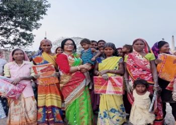 ইঁটভাটার অসহায় মহিলাদের হাতে নতুন শাড়ি তুলে দিলেন নদীয়ার সমাজকর্মী