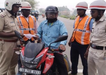 গুসকরা ট্রাফিক গার্ডের উদ্যোগে পালিত হল ‘সেফ ড্রাইভ সেভ লাইভ’ কর্মসূচি