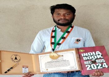 কাব্য সাধনায় মগ্ন ‘ইণ্ডিয়া বুক অফ রেকর্ডস’-এ নাম তোলা নামখানার তরুণ