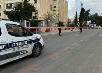 জেরুজালেমের বাসস্ট্যান্ডে এক ইহুদি ব্যক্তির উপর ছুরি নিয়ে হামলা চালিয়েছে ১৪ বছরের জিহাদি কিশোর