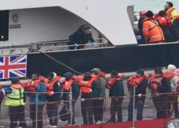 ইংলিশ চ্যানেল অতিক্রম করে ব্রিটেনে দেদার ঢুকছে শরণার্থীরা