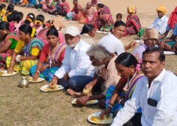 আদিবাসীদের সাথে মধ্যাহ্নভোজন করে সম্প্রীতির বার্তা দিলেন ভাতাড়ের বিধায়ক