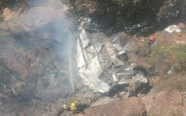 দক্ষিণ আফ্রিকায় খাদে বাস পড়ে আগুন লেগে অন্তত ৪৫ জনের মৃত্যু