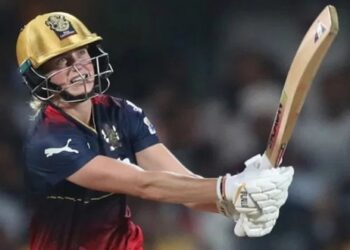 ছক্কা মেরে স্পন্সরের গাড়ির কাচ ভেঙেছেন রয়্যাল চ্যালেঞ্জার্স বেঙ্গালুরুর অ্যালিসা পেরি